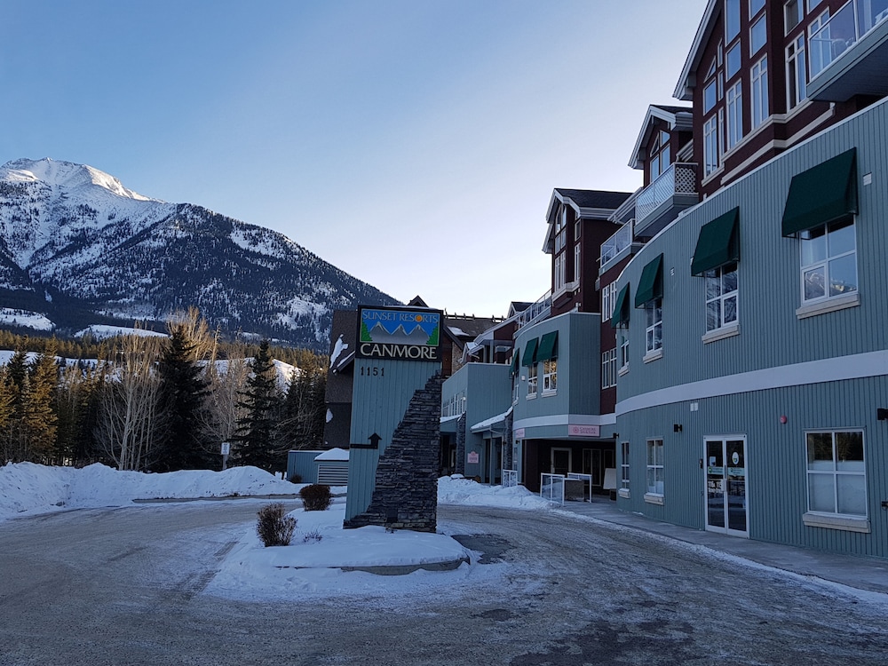 Sunset Resorts Canmore and Spa, Canmore: C$175 Room Prices & Reviews