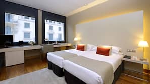 Hochwertige Bettwaren, Minibar, Zimmersafe, Schreibtisch