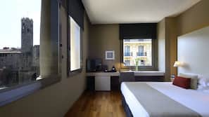 Hochwertige Bettwaren, Minibar, Zimmersafe, Schreibtisch