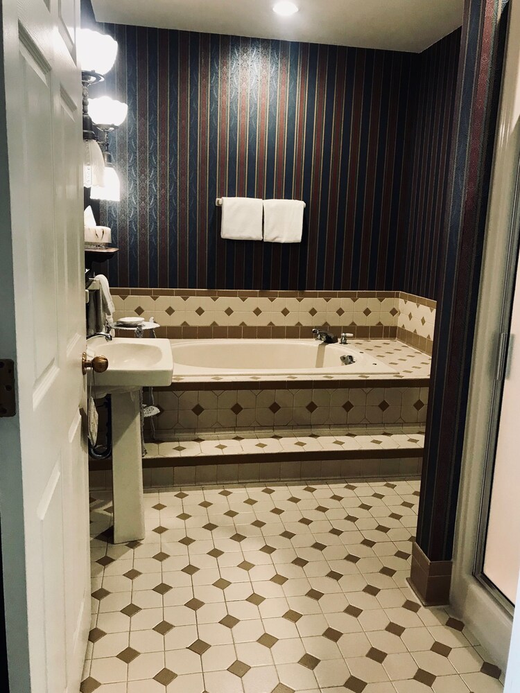 Jetted tub, Kingsley Inn