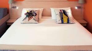 Minibar, coffre-forts dans les chambres, bureau, rideaux occultants