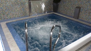 Bañera de hidromasaje en el interior