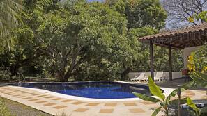 Piscina externa, espreguiçadeiras