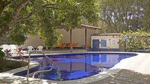 Piscina externa, espreguiçadeiras