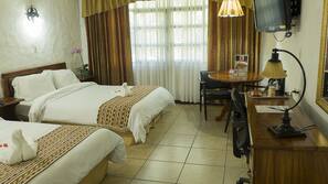 Cofres nos quartos, individualmente decorados, escrivaninha