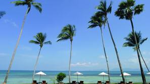 Private beach, sun-loungers, beach umbrellas, beach towels