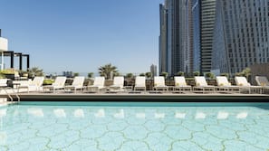 2 piscine all'aperto, con ingresso dalle 7:00 alle 20:00, lettini