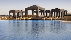 2 piscine all'aperto, con ingresso dalle 7:00 alle 20:00, lettini