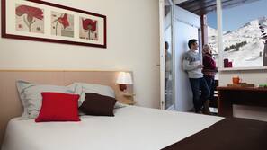 Minibar, ameublement personnalisé, bureau, lits bébé (gratuits)