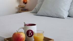 Minibar, ameublement personnalisé, bureau, lits bébé (gratuits)