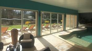 Piscine couverte, chaises longues
