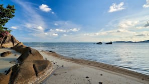 私人海灘、白沙、躺椅、太陽傘