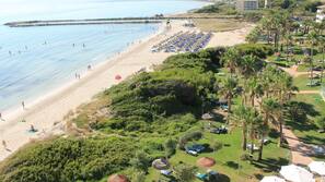 Plage, chaises longues, parasols, serviettes de plage
