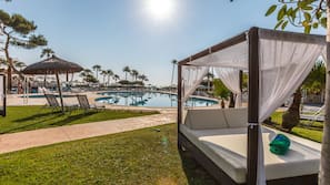 Piscine couverte, 3 piscines extérieures, parasols de plage