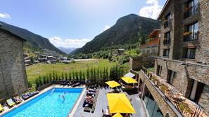 Una piscina al aire libre de temporada (de 10:00 a 18:30), sombrillas