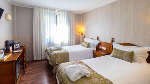 Ropa de cama de alta calidad, edredones de plumas, minibar y caja fuerte