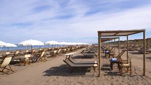 Privatstrand, Liegestühle, Sonnenschirme, Strandtücher