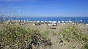 Privatstrand, Liegestühle, Sonnenschirme, Strandtücher