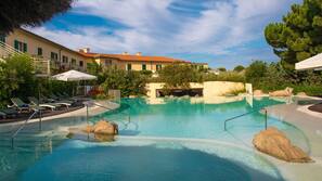 5 Innenpools, 2 Außenpools, Sonnenschirme, Liegestühle