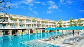 2 outdoor pools, pool umbrellas