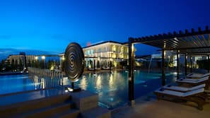 2 outdoor pools, pool umbrellas
