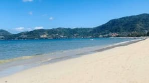 Beach nearby, white sand, beach towels
