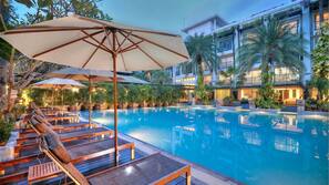 2 outdoor pools