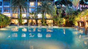2 outdoor pools