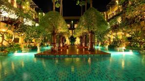 2 outdoor pools