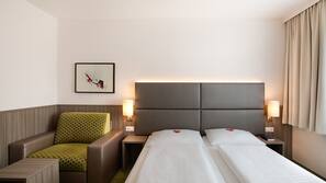 Allergikerbettwaren, Minibar, Zimmersafe, Schreibtisch