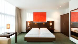 Allergikerbettwaren, Minibar, Zimmersafe, Schreibtisch