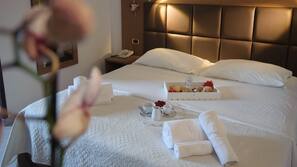 Minibar, una cassaforte in camera, una scrivania, ferro/asse da stiro