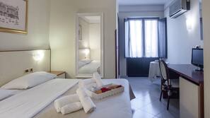 Minibar, una cassaforte in camera, una scrivania, ferro/asse da stiro