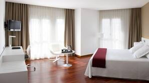 Ropa de cama de alta calidad, caja fuerte, escritorio y cortinas opacas