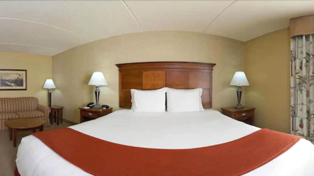 Holiday Inn Express & Suites Bloomington, an IHG Hotel