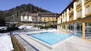 Innenpool, Außenpool (je nach Saison geöffnet), Sonnenschirme