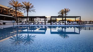 3 piscinas al aire libre, tumbonas