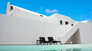 Outdoor pool, open 9 AM to 6 PM, pool loungers