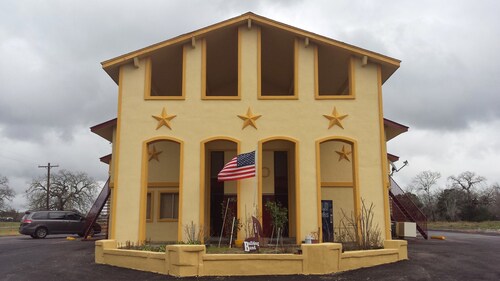 hotels in columbus texas that allow pets