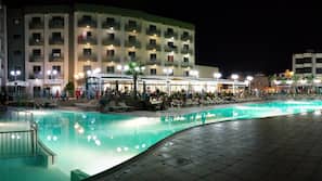 Innenpool, Außenpool, Sonnenschirme, Liegestühle