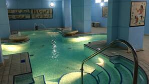 Innenpool, Außenpool, Sonnenschirme, Liegestühle
