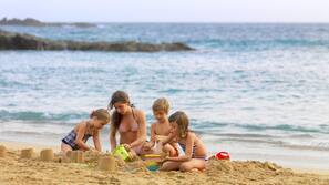 Ubicación a pie de playa y servicio gratuito de transporte a la playa