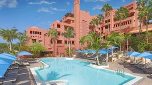 7 piscinas al aire libre, cabañas de piscina (de pago), sombrillas
