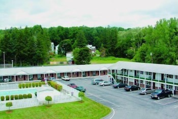Pilgrim Inn in Lee, United States