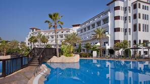 3 piscinas al aire libre, sombrillas, tumbonas