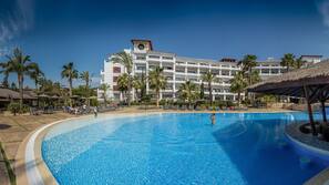 3 piscinas al aire libre, sombrillas, tumbonas