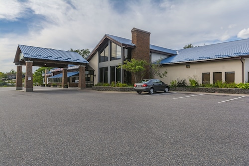 Hotels Near Parry Sound Golf And Country Club Mcdougall Top 10 Super 8 By Wyndham Parry Sound