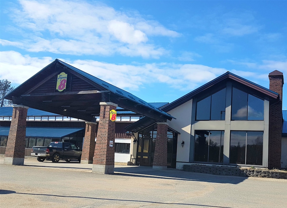Super 8 by Wyndham Parry Sound in Parry Sound, Canada