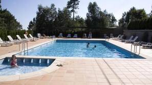 Una piscina al aire libre (de 10:00 a 20:00), tumbonas