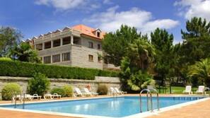 Una piscina al aire libre (de 10:00 a 20:00), tumbonas